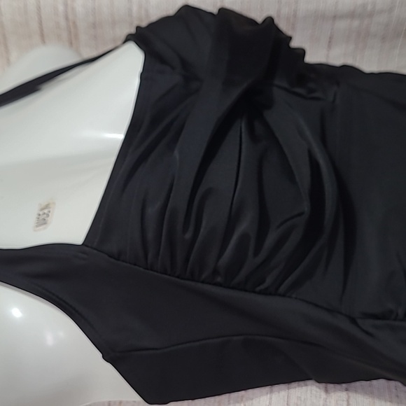 One piece, no brand black color - Picture 5 of 15